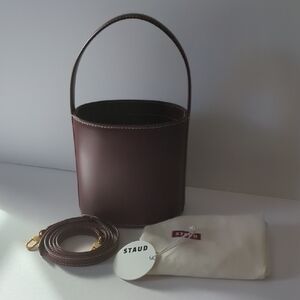 STAUD Bissett Leather Bucket Bag In Bordeaux